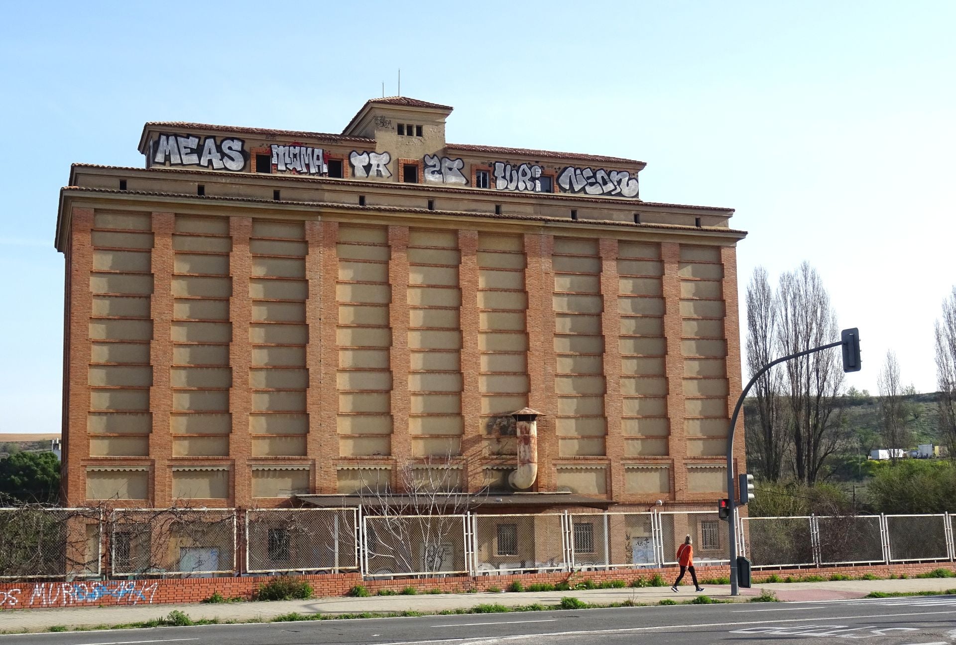 Imagen antes - Estado actual de la fachada principal del silo de la avenida de Gijón e imagen de cuando estaba en uso a mediados del siglo XX.