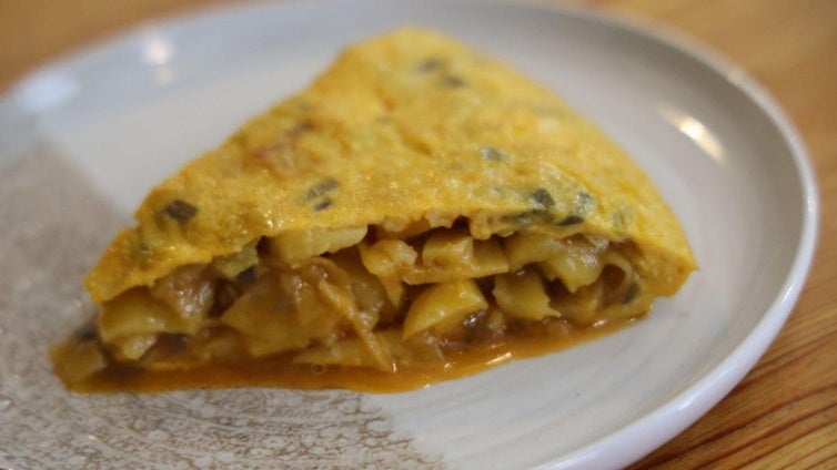 Tortilla poco cuajada y con cebolla morada en el bar Tigo y Migo
