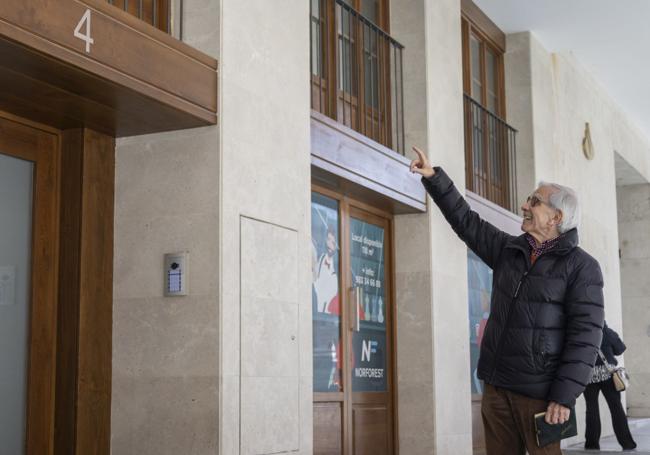 Antonio Suazo señala el edificio donde estuvo el restaurante de sus padres.