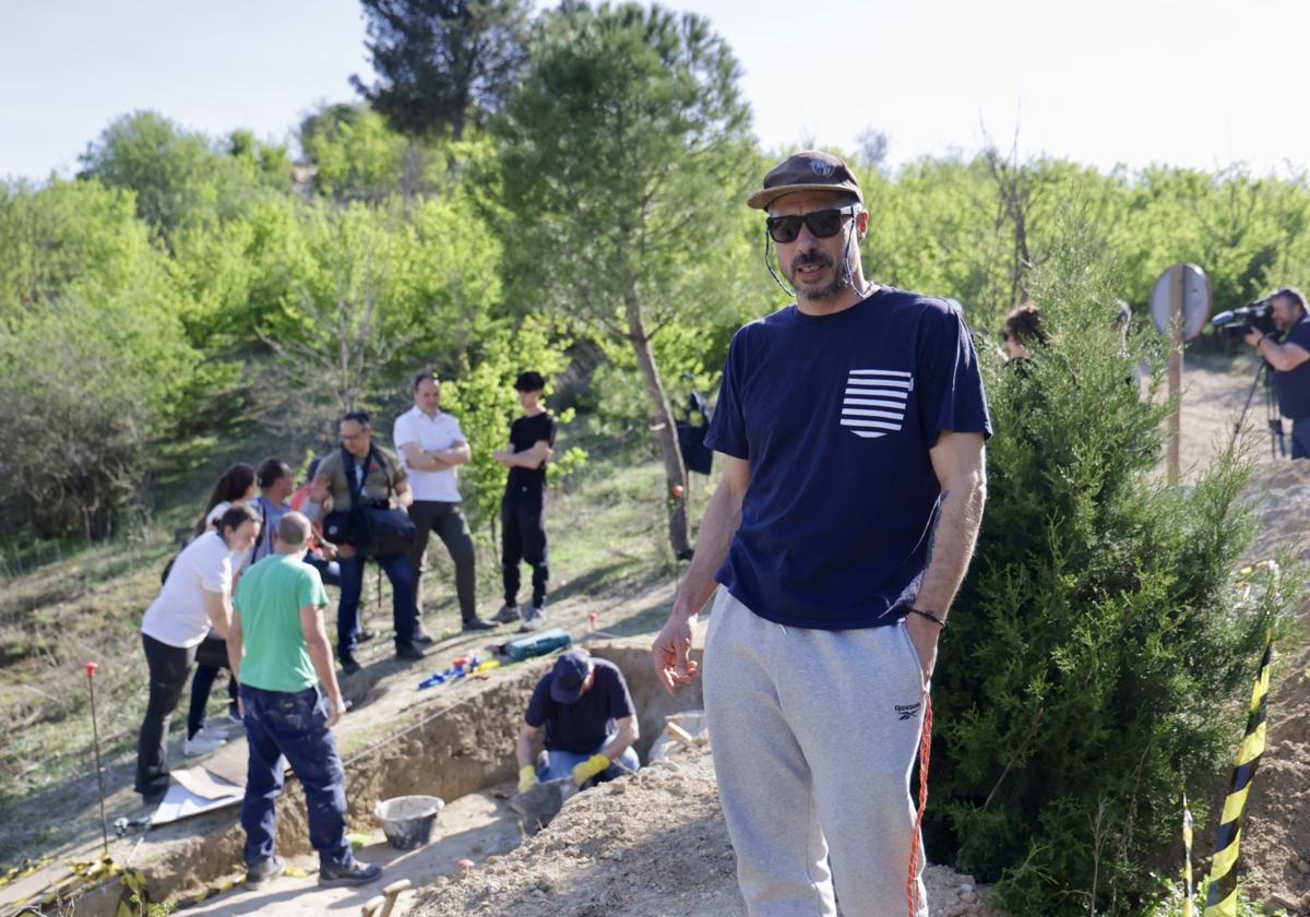 Marcos Benito desenterró el colmillo del mastodonte: «Lo vio Javier y vine con piolet y cepillo»