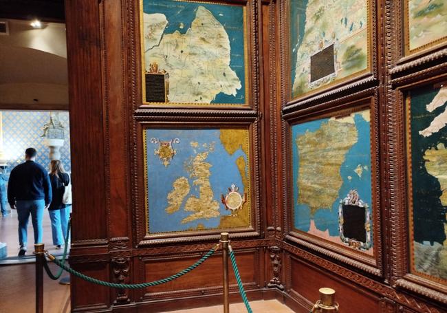 El mapa de España está situado, nada más entrar a la izquierda de la sala.