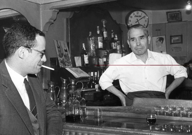 Fernando Altés pasaba muchos ratos con Hilario en la barra del Suazo. A la derecha, las decas donde se servía el vino.