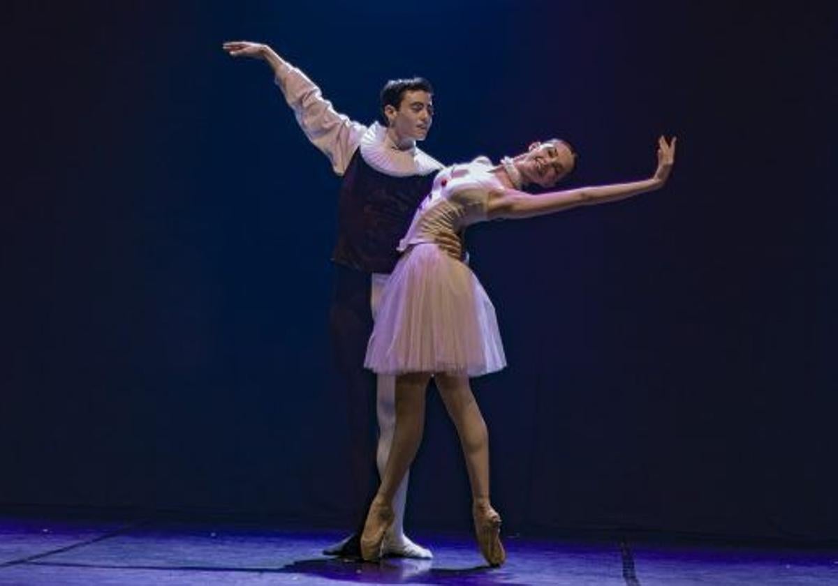 Alumnos de la Escuela Profesional de Danza de Castilla y León interpretan una coreografía.