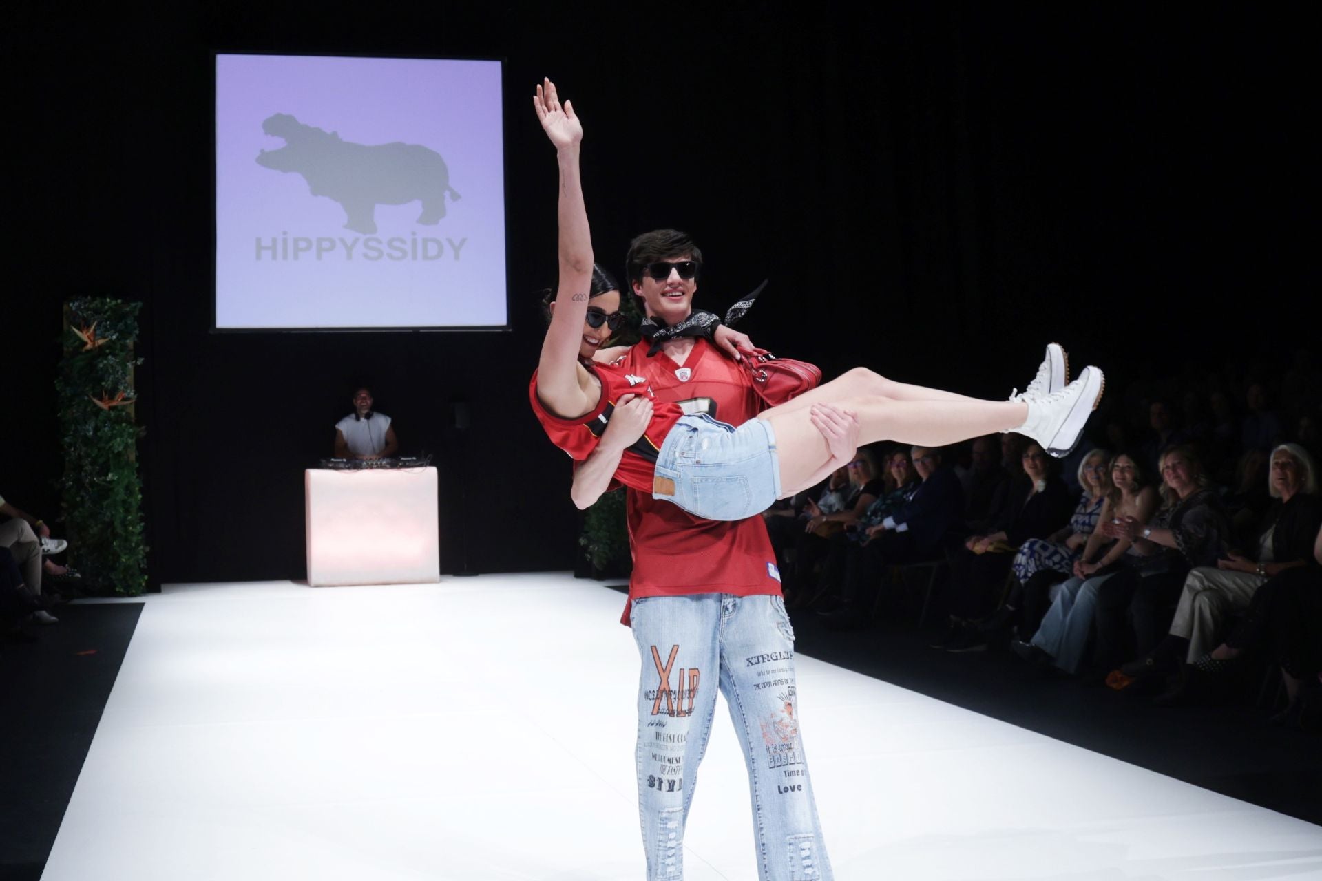 Las últimas tendencias primavera-verano visten el LAVA en el segundo desfile de MOVA