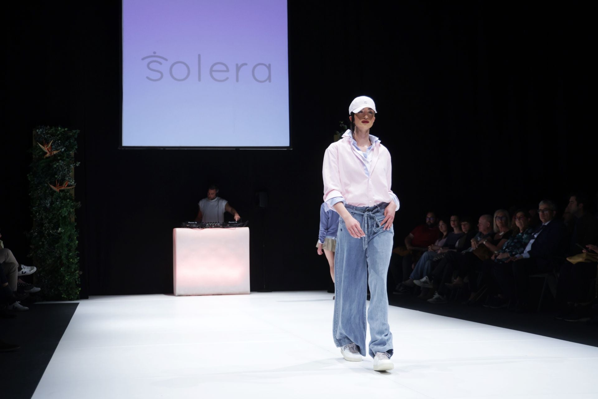 Las últimas tendencias primavera-verano visten el LAVA en el segundo desfile de MOVA