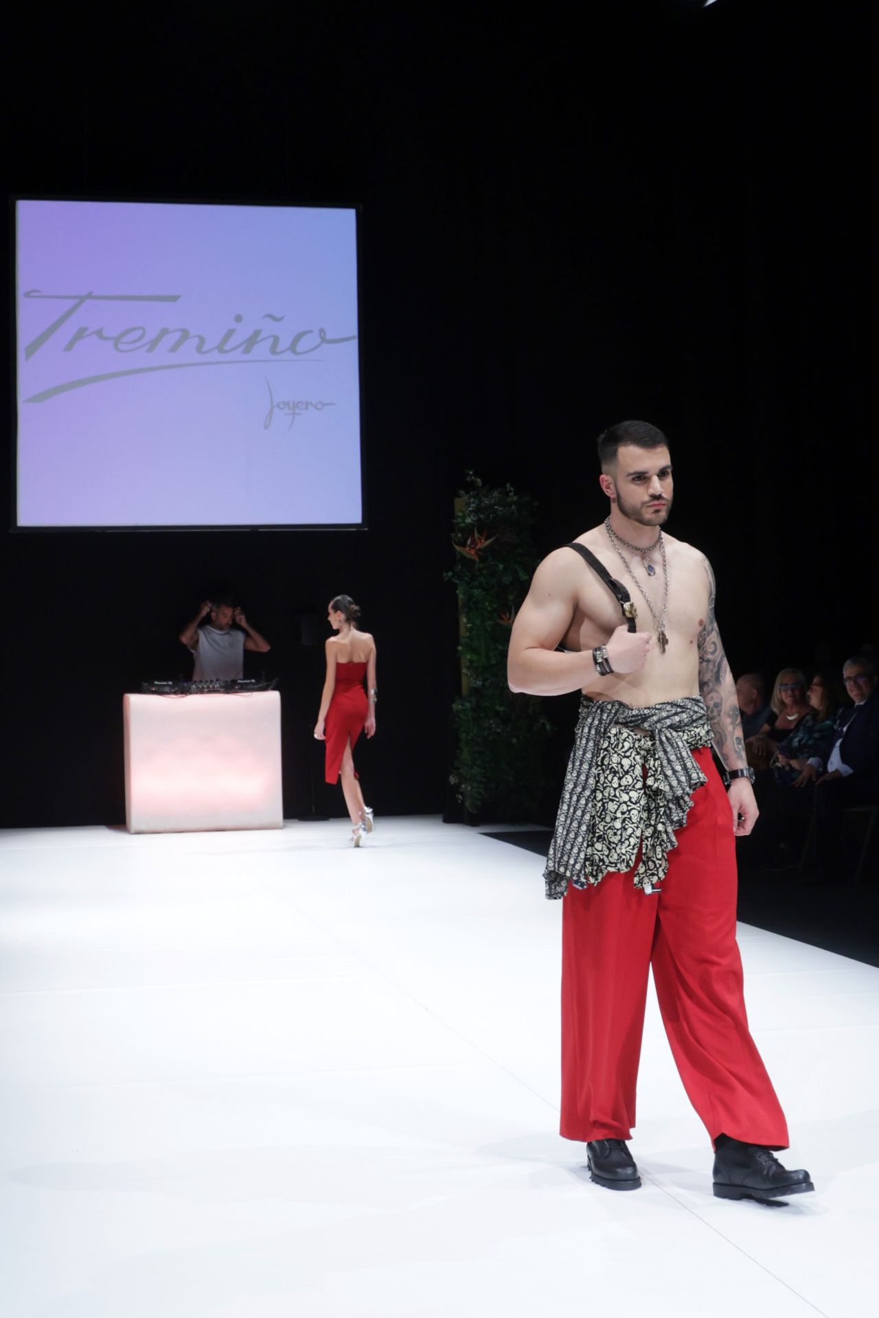Las últimas tendencias primavera-verano visten el LAVA en el segundo desfile de MOVA