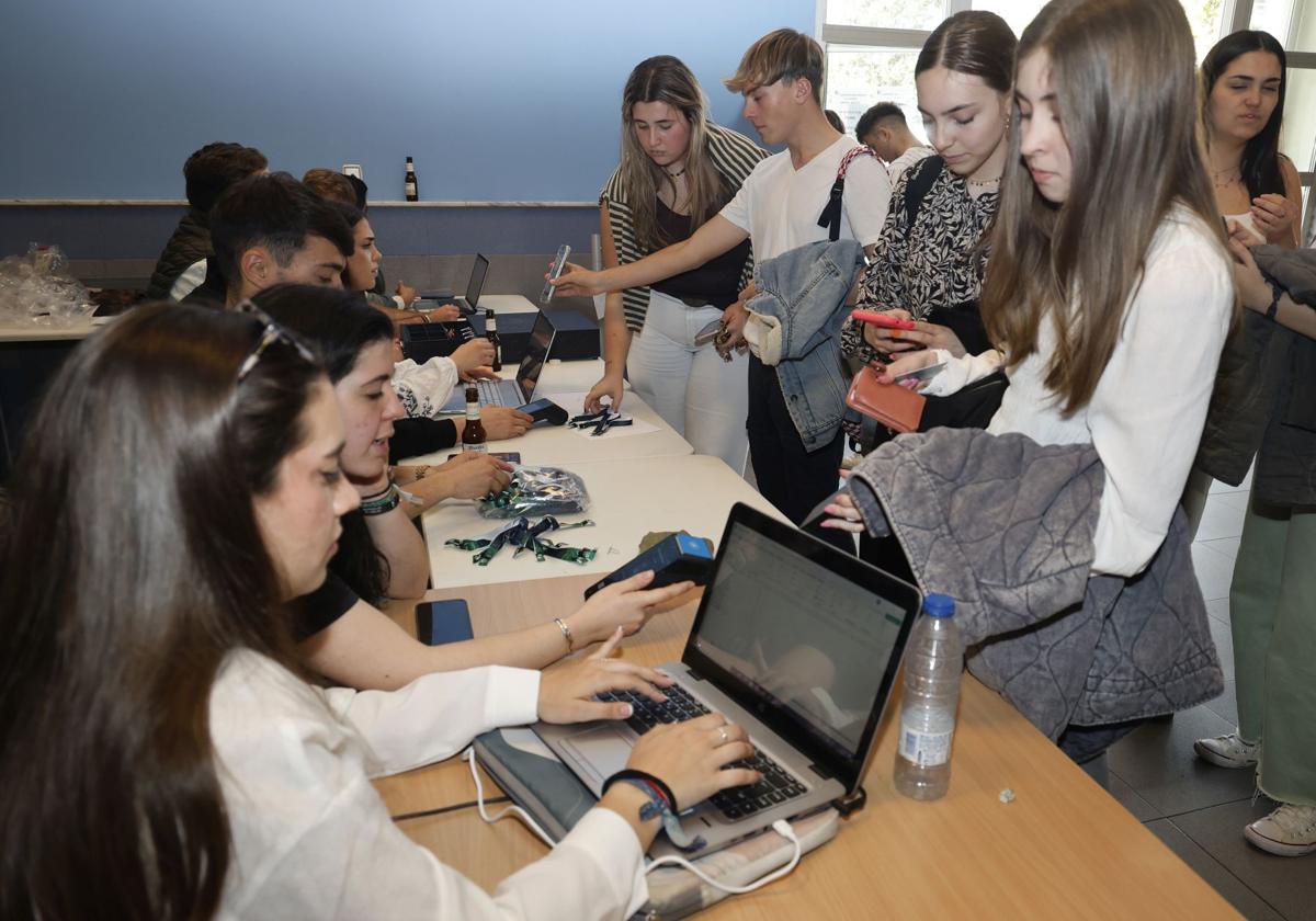 Venta de entradas para la fiesta de la ITA de Palencia, este miércoles en el campus.