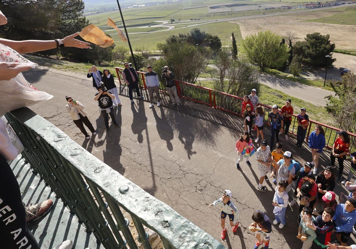La pedrea del pan y el quesillo se adelanta en Palencia
