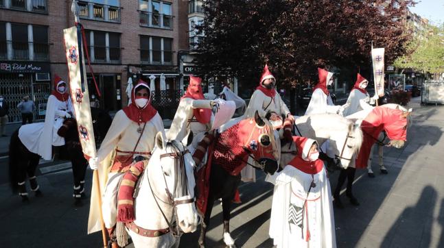 Cada Viernes Santo a partir de las 8:30 de la mañana, un particular desfile a caballo recuerda las Siete Palabras que Cristo pronunció...