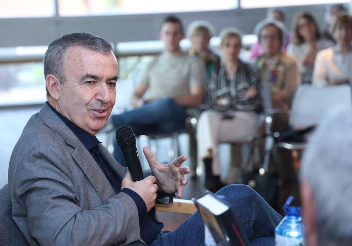 «Como reportero nunca ahondaría en detalles escabrosos. Como novelista, sí»