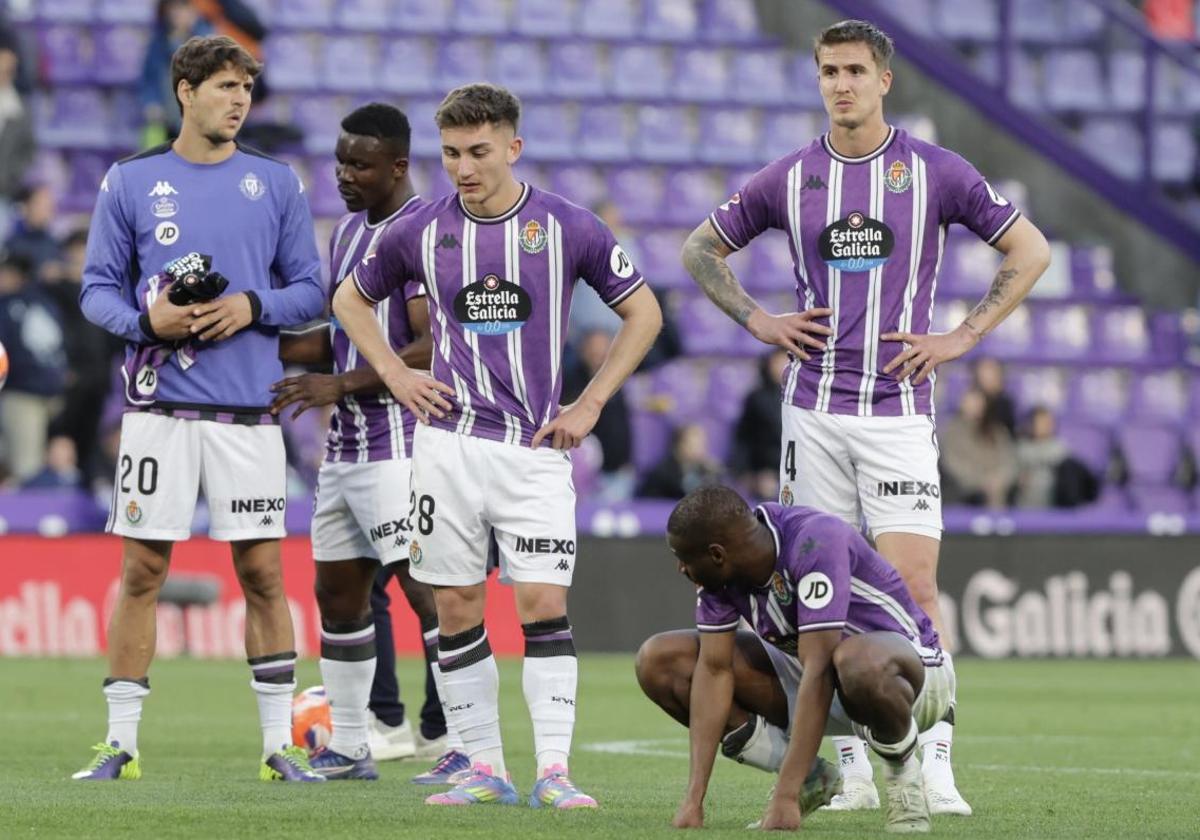 Juric, Aidoo, Chuki, Sylla (agachado) y Nikitscher, con caras de desolación tras la última derrota del Real Valladolid ante el Getafe