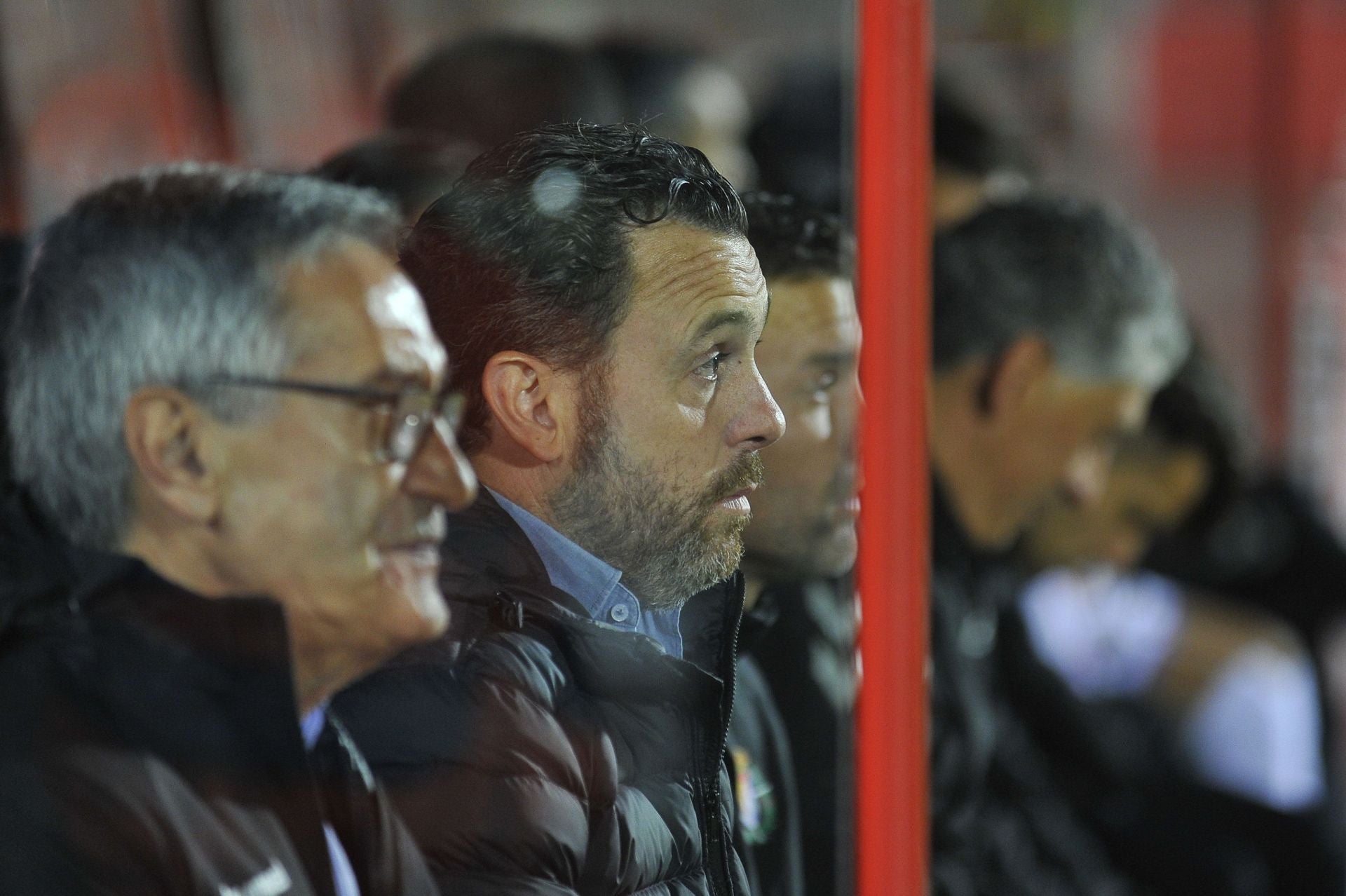 Imagen secundaria 1 - Arriba, roja a Stoichkov en el clásico de enero de 1995. Abajo, junto a Sergio González (2018) en el banquillo y abrazado a Alberto Marcos (1999).