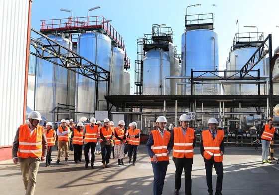 Recorrido de los representantes institucionales a la planta de Repsol.