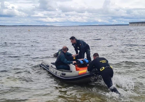 El Grupo de Actividades Subacuáticas de la Guardia Civil trabajando con el robot subacuático.