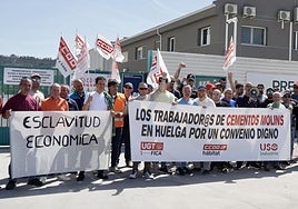 Protesta de los trabajadores de Cementos Molins de Cabezón de Pisuerga este miércoles.