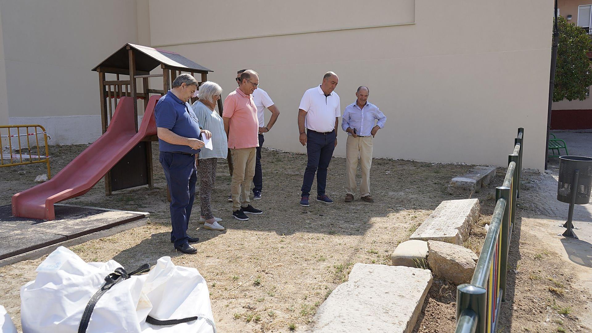 Autoridades visitan el vallado del parque infantil de Cerezo de Arriba ejecutado con las ayudas del Fondo de Cohesión Territorial.
