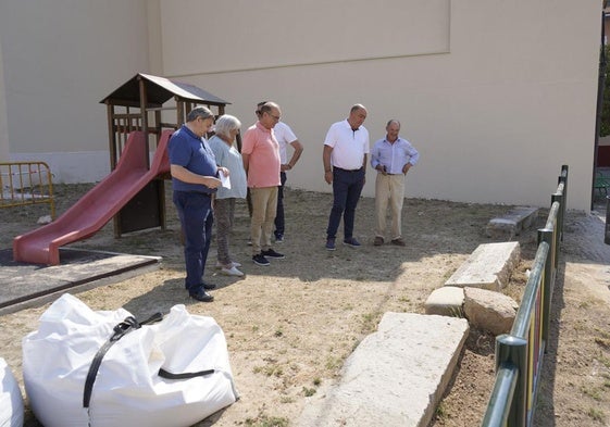 Autoridades visitan el vallado del parque infantil de Cerezo de Arriba ejecutado con las ayudas del Fondo de Cohesión Territorial.