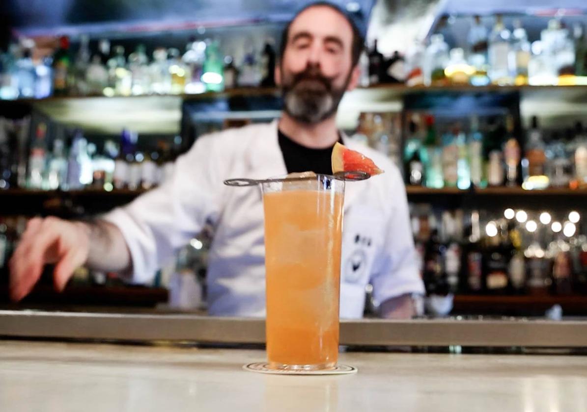 Imagen principal - Un refrescante &#039;Palomo&#039; en un sótano de leyenda a la sombra de La Antigua