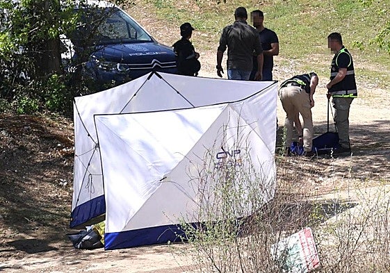 Los servicios de emergencia sacan el cuerpo de la víctima por el embarcadero del Museo de la Ciencia.