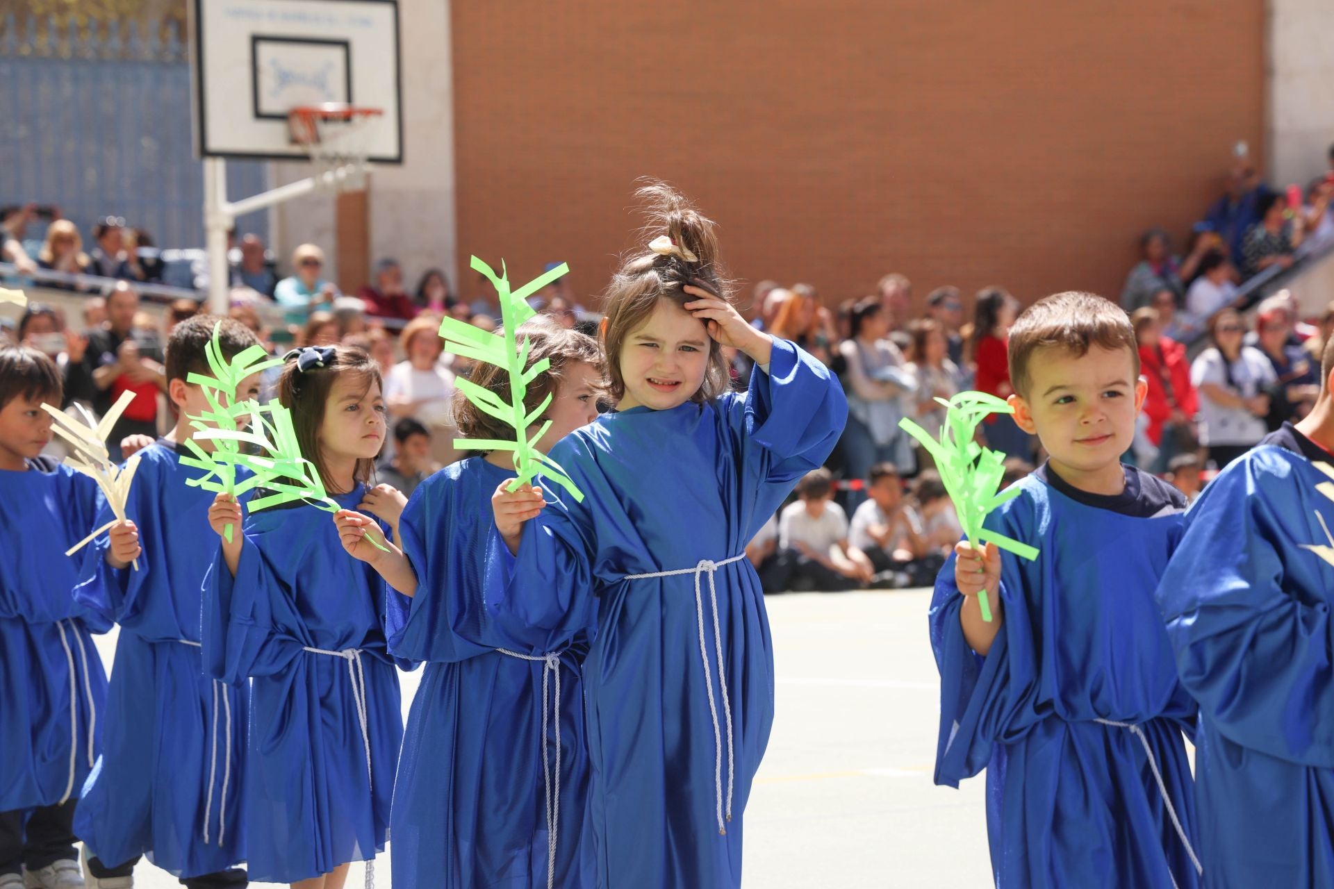 La procesión de los alumnos del colegio Amor de Dios, en imágenes