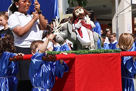 Procesión en el colegio Amor de Dios.