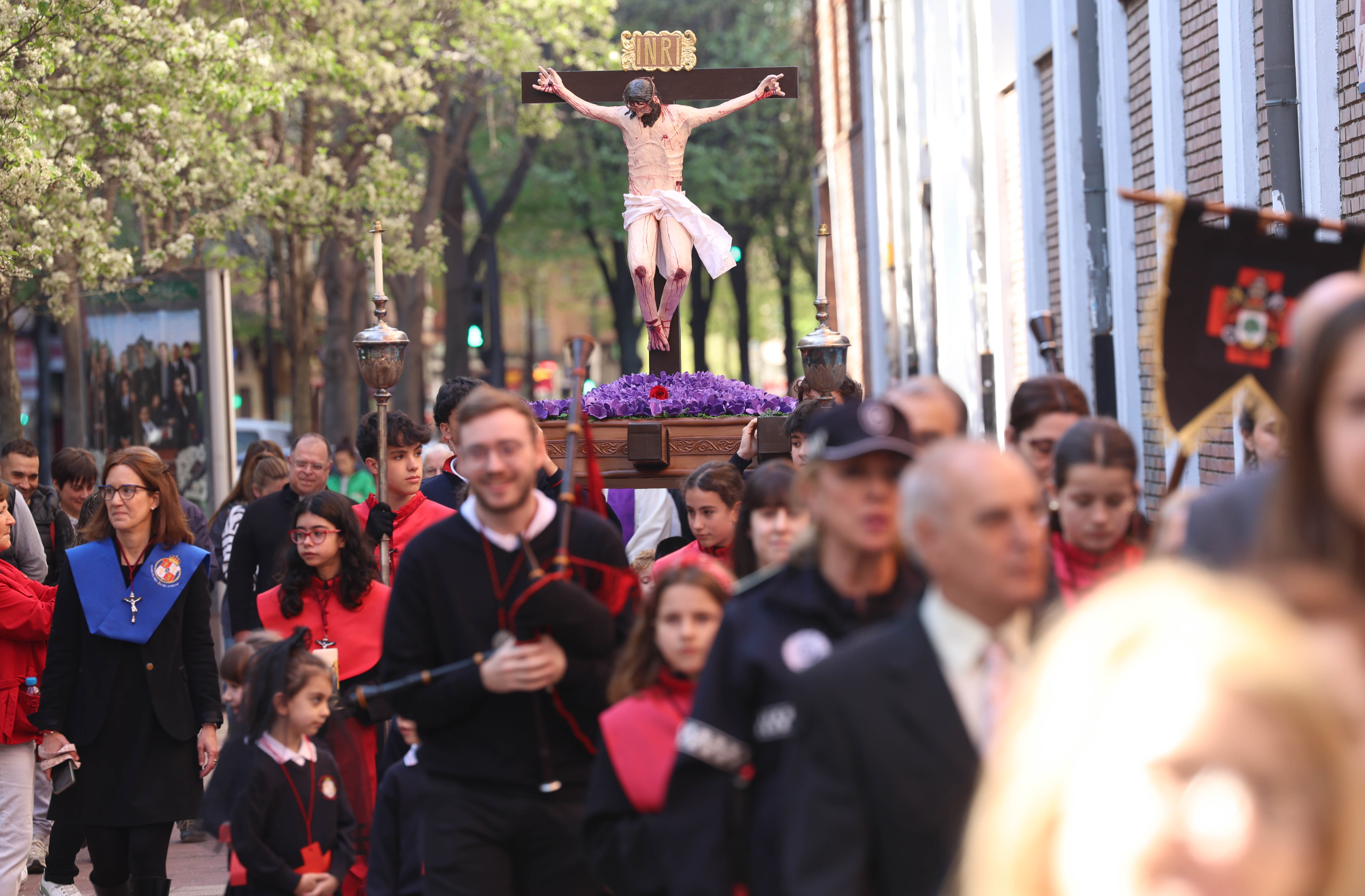 La procesión de los alumnos del colegio de las Huelgas, en imágenes