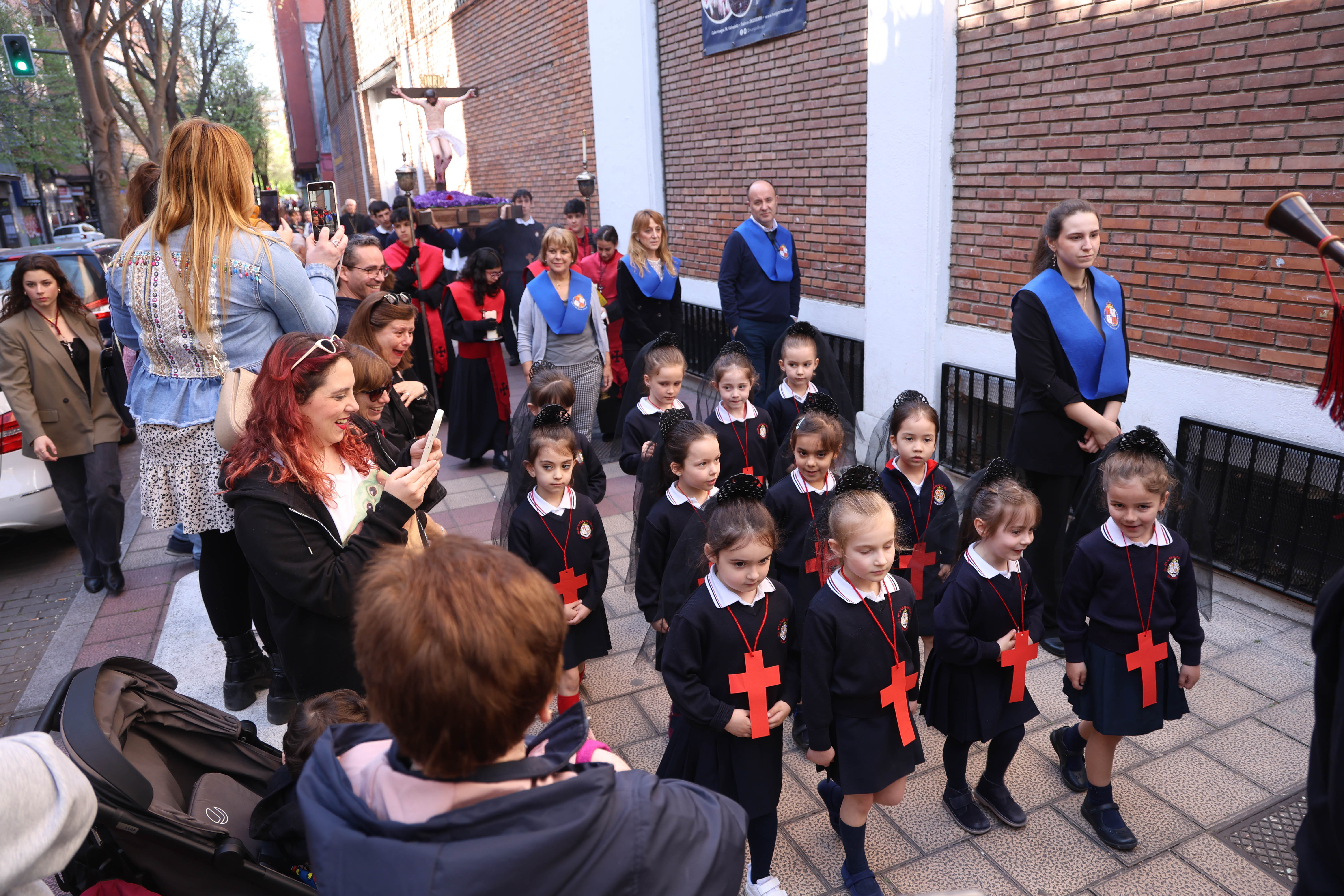 La procesión de los alumnos del colegio de las Huelgas, en imágenes