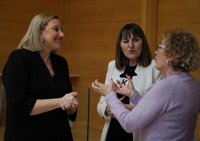 La consejera Isabel Blanco conversa con Yolanda Sacristán e Isabel Gonzalo, dos de las procuradoras socialistas que han reclamado información en las Cortes.