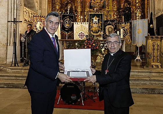El presidente de la Hermandad de Cofradías entrega una placa al pregonero, el arzobispo Luis Argüello.