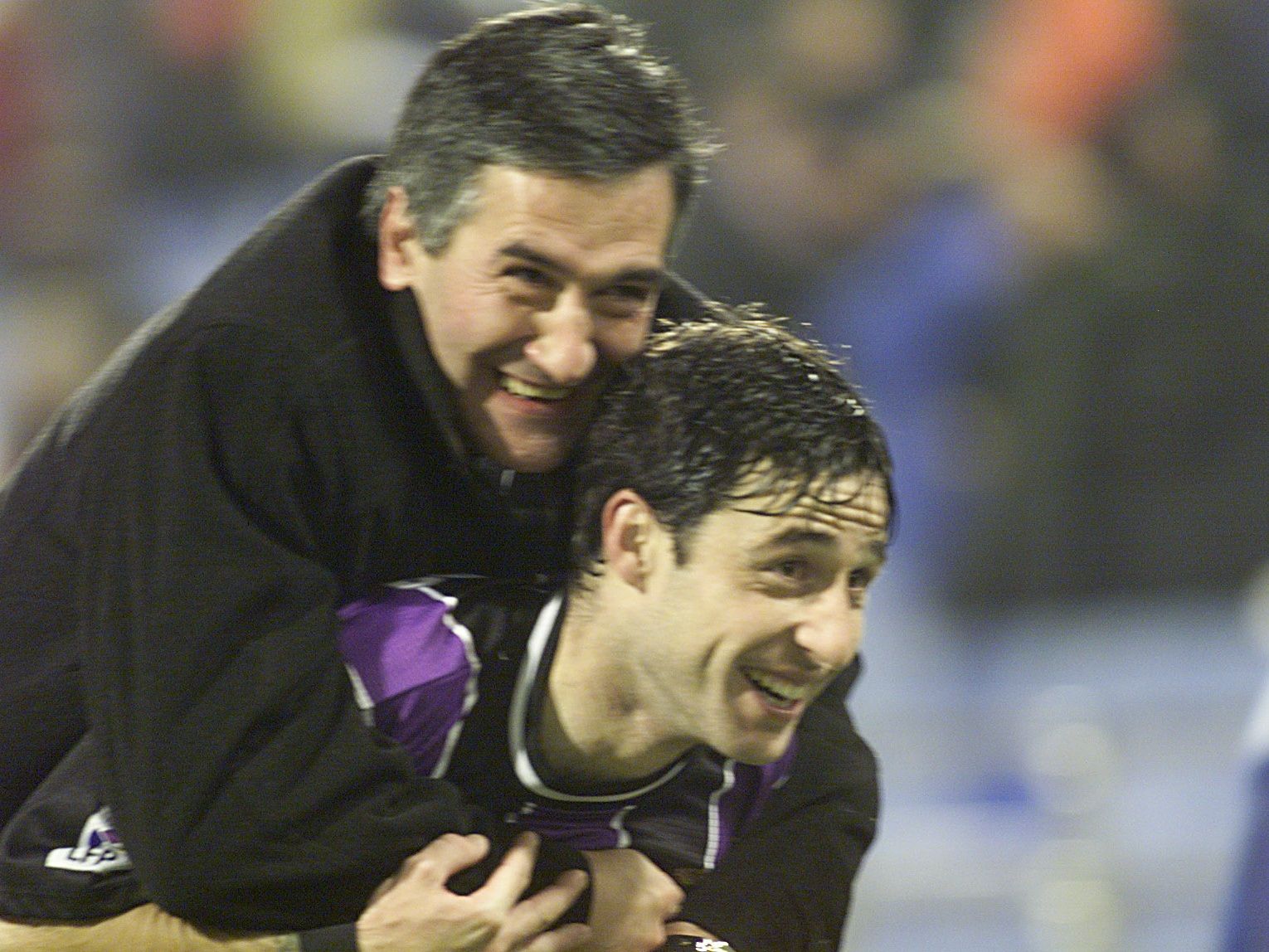 Imagen secundaria 2 - Arriba, roja a Stoichkov en el clásico de enero de 1995. Abajo, junto a Sergio González (2018) en el banquillo y abrazado a Alberto Marcos (1999).