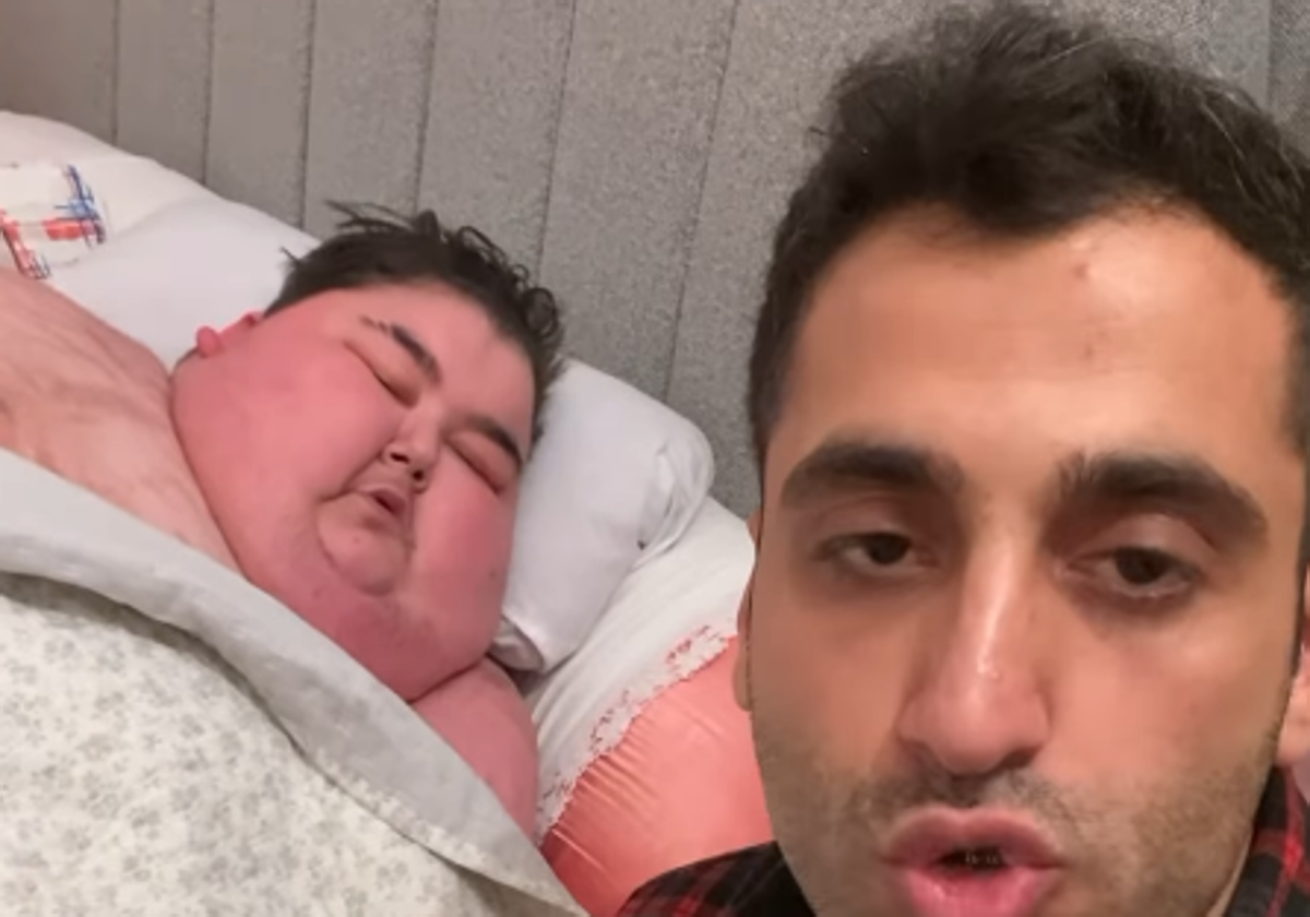 Efecan Kültür en la cama con su fisioterapeuta