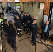 Algunos de los trabajadores se disponen a registrar el escrito de protesta.