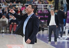 Lolo Encinas, en primer término, da instrucciones con Iñaki Martín en un segundo plano.