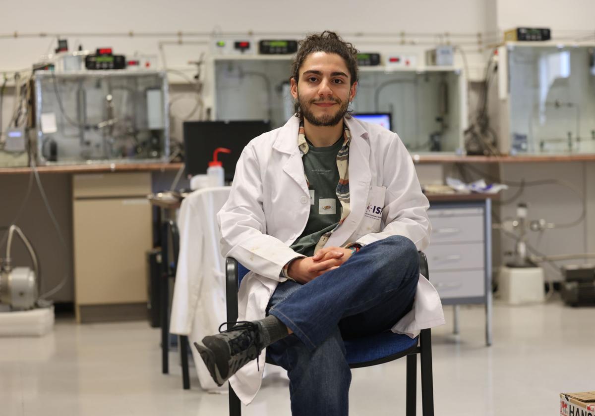 Manuel Alonso Devesa, en el laboratorio de la UVa en el que trabaja como investigador.