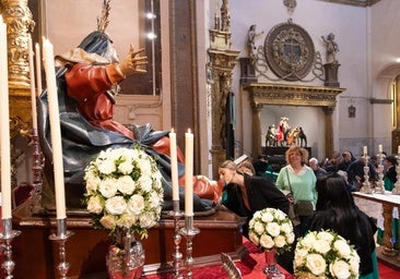 La Virgen de la Vera Cruz comparte las miradas con la cúpula el día de su besapié