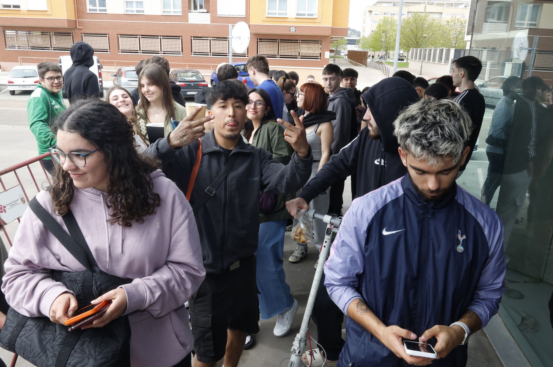 Una cola kilométrica para conseguir entradas para ITA