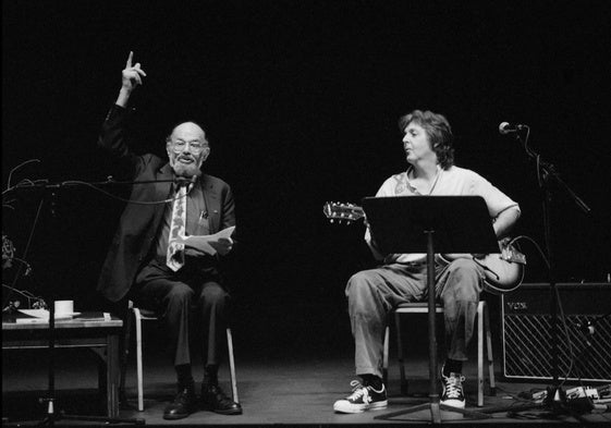 Allen Ginsberg y Paul McCartney en el Albert Hall en 1995.