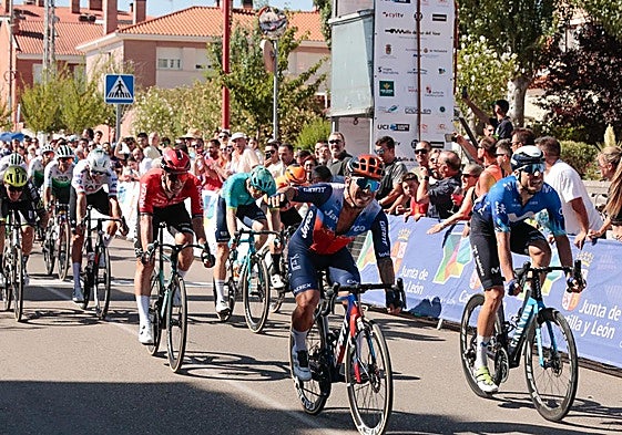 Caleb Ewan cruza primero la línea de meta de La Cistérniga en la edición de 2024.