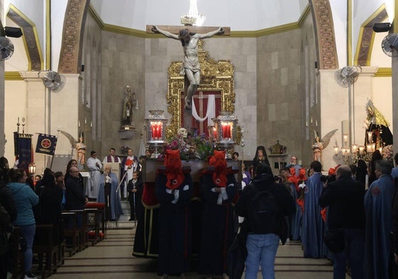 Imágenes del Vía Crucis de la Exaltación de la Cruz y Nuestra Señora de los Dolores celebrado en el interior de la parroquia del Carmen tras suspenderse su salida por la lluvia