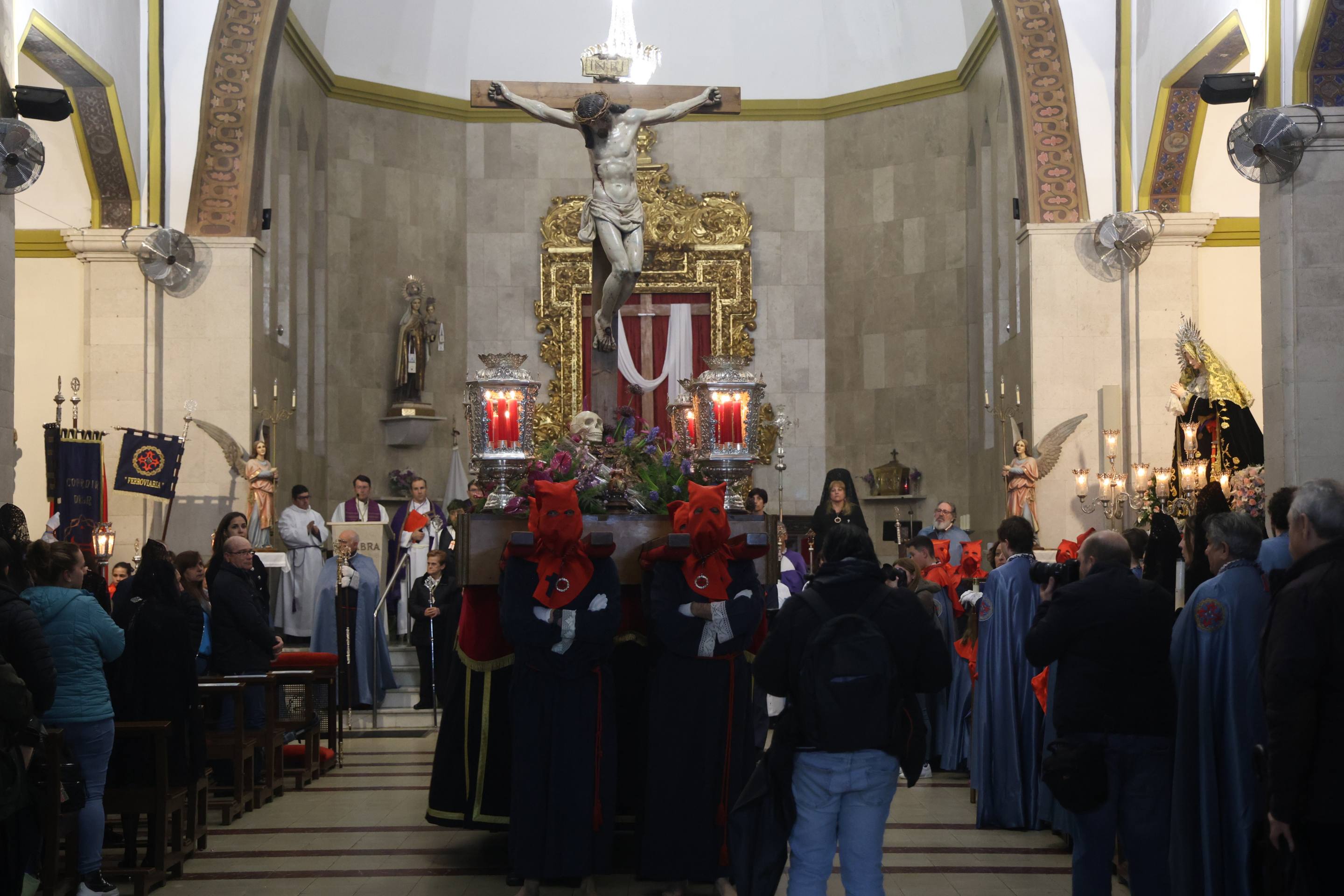 El Vía Crucis de la Exaltación de la Cruz y Nuestra Señora de los Dolores, en imágenes
