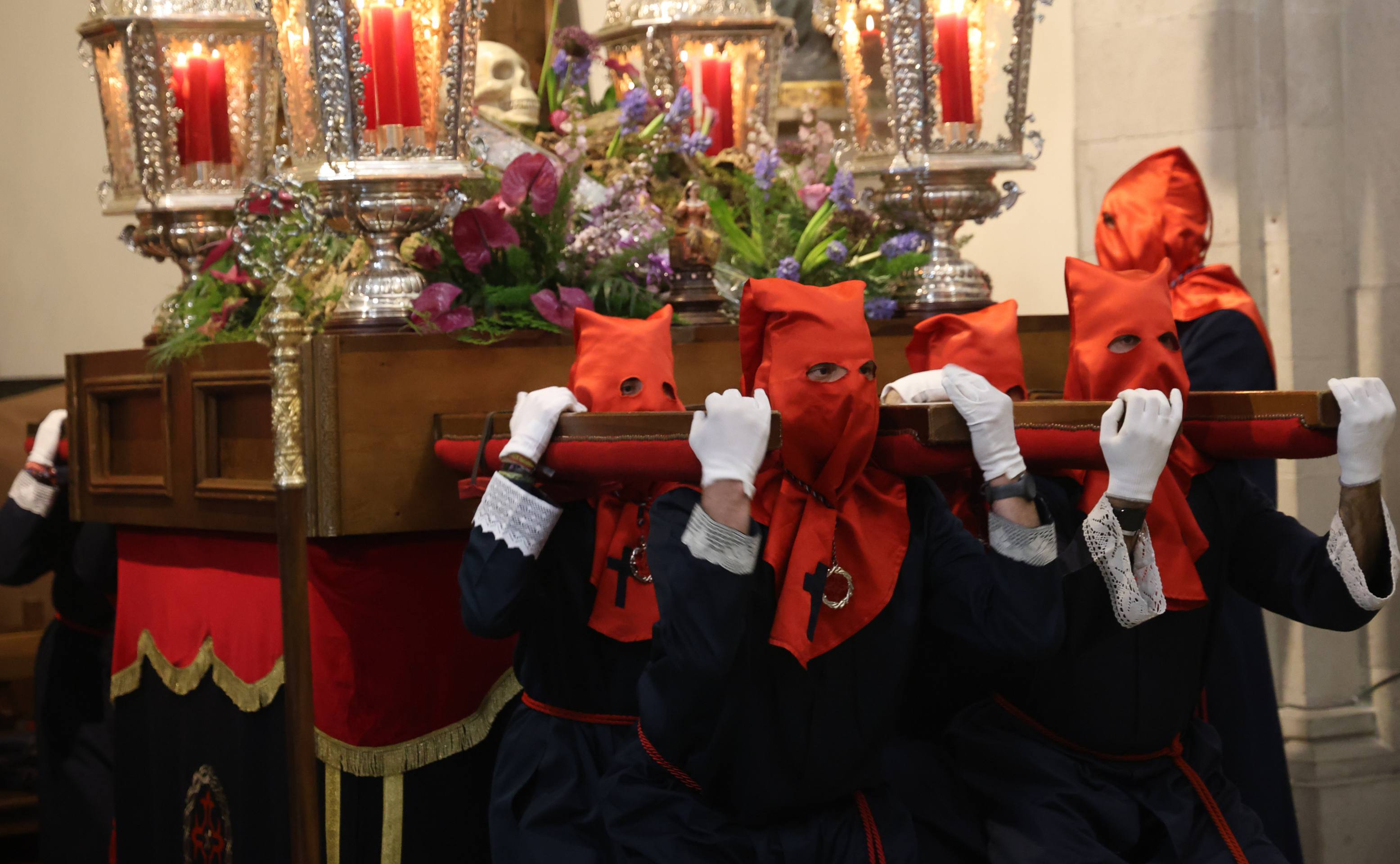 El Vía Crucis de la Exaltación de la Cruz y Nuestra Señora de los Dolores, en imágenes