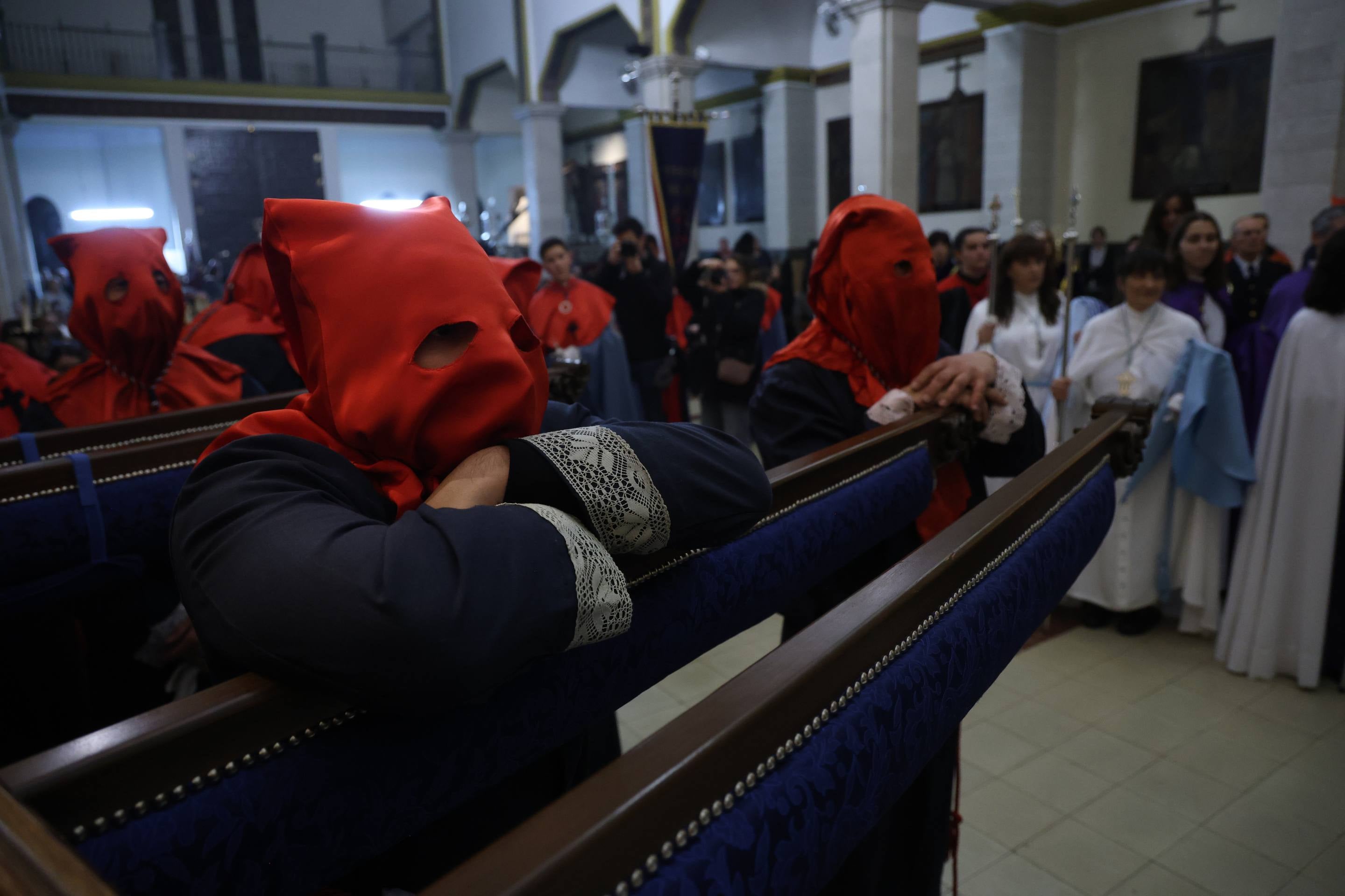 Los cofrades esperan a realizar el Vía Crucis de la Exaltación de la Santa Cruz y Nuestra Señora de los Dolores dentro del templo por la lluvia