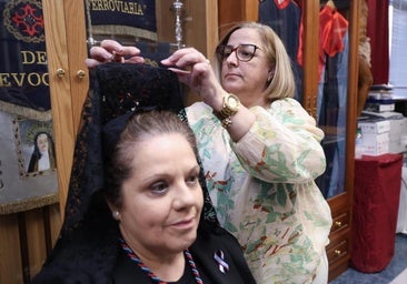 Mantilla, peineta y atuendo negro: así se visten las manolas de Semana Santa en Valladolid