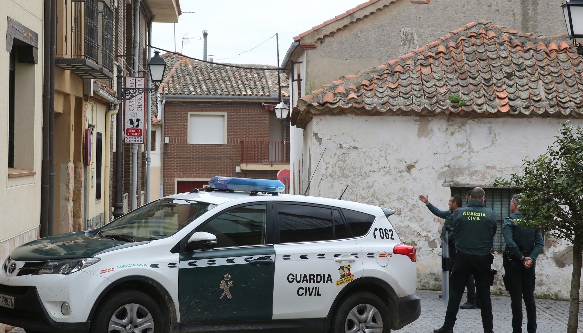 Fotos: un joven se atrinchera en Valverde del Majano