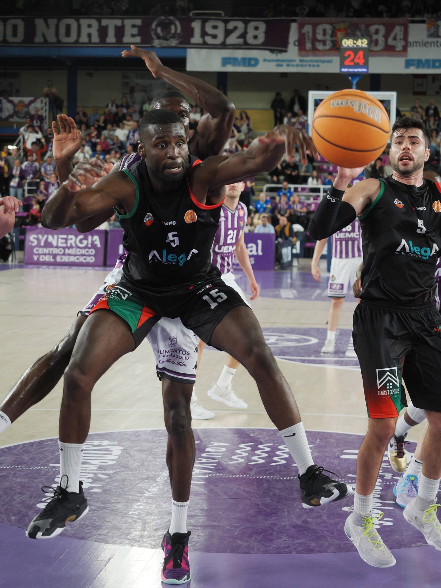 La derrota del Real Valladolid Baloncesto ante Cantabria, en imágenes