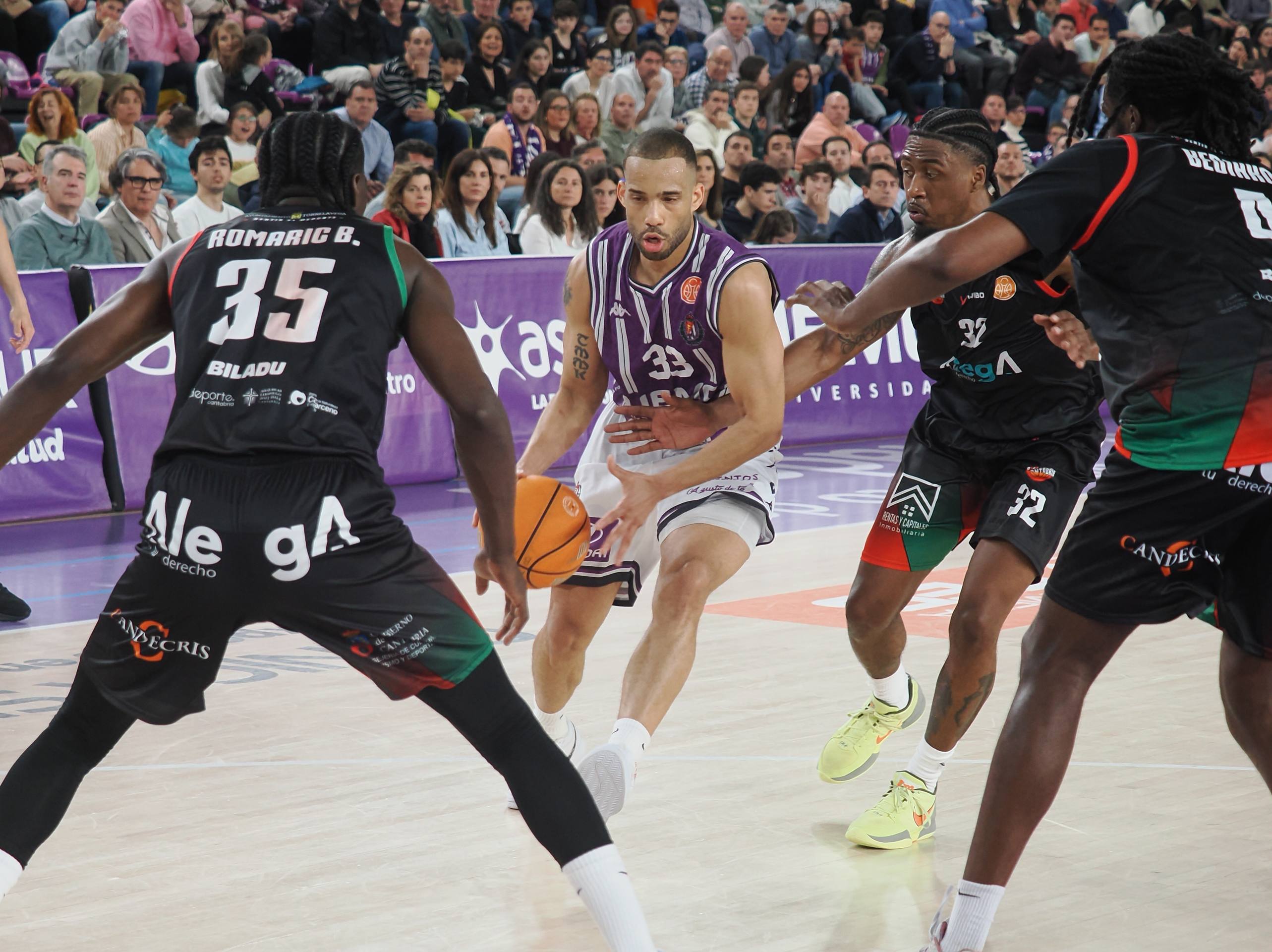La derrota del Real Valladolid Baloncesto ante Cantabria, en imágenes