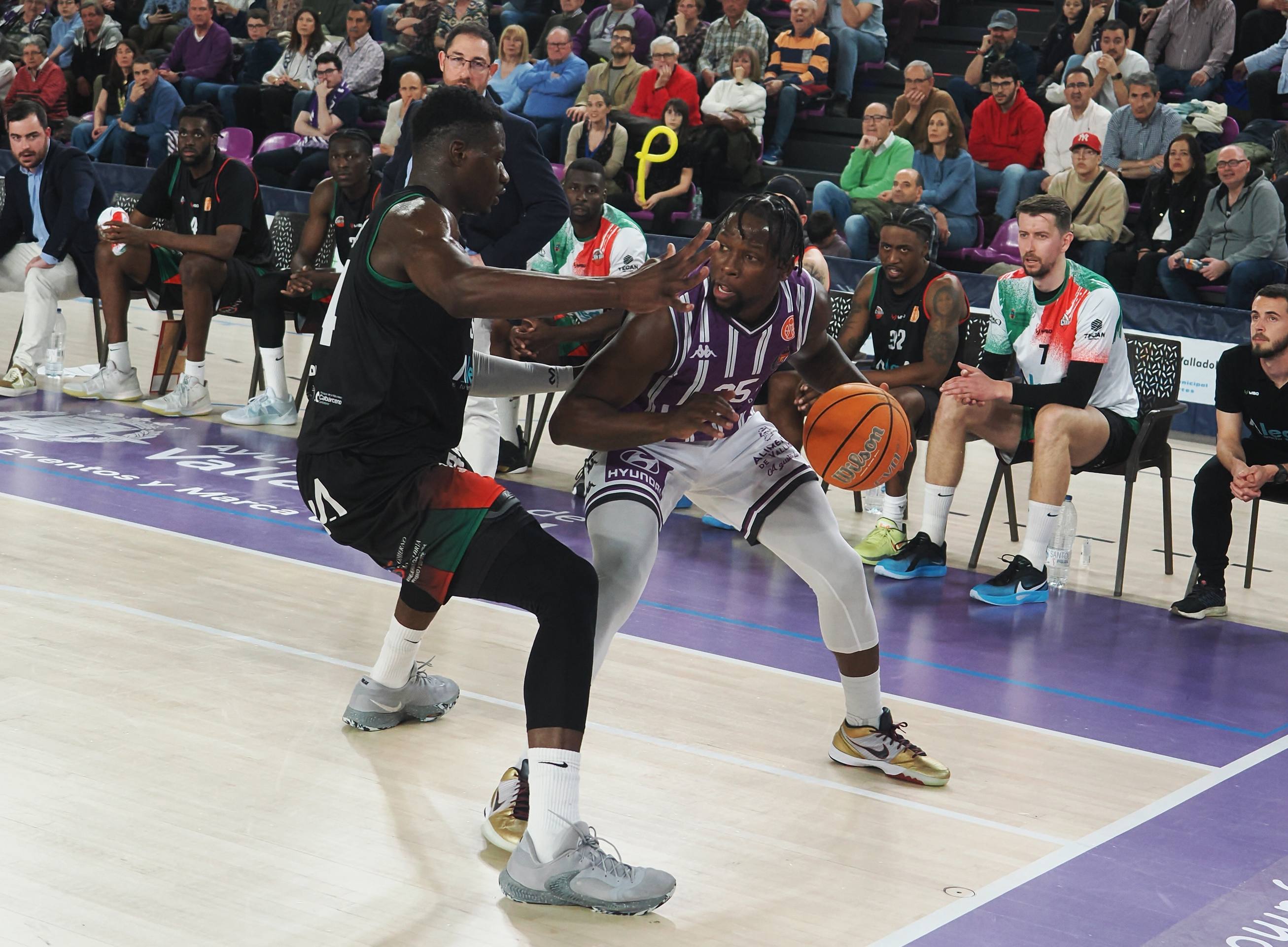 La derrota del Real Valladolid Baloncesto ante Cantabria, en imágenes