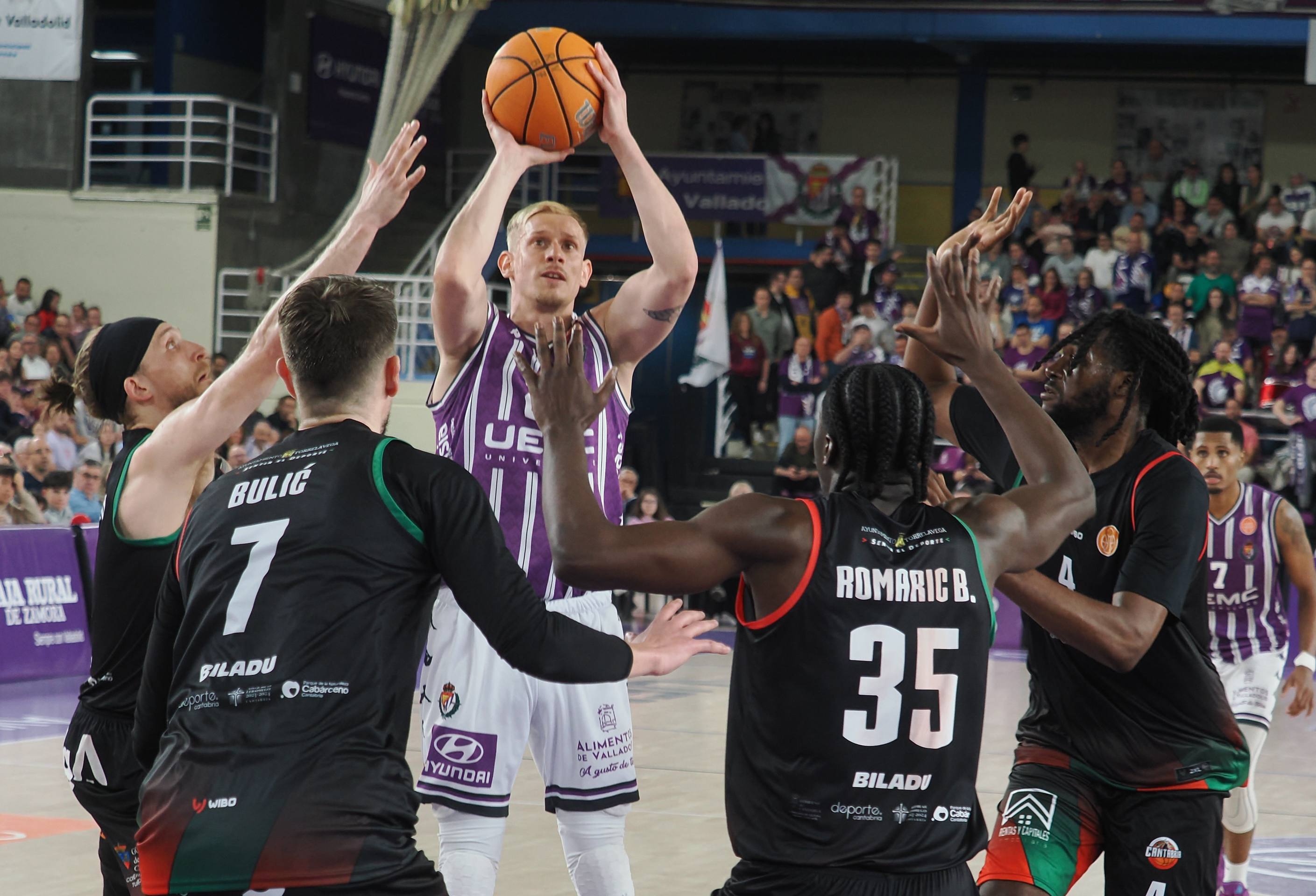 La derrota del Real Valladolid Baloncesto ante Cantabria, en imágenes