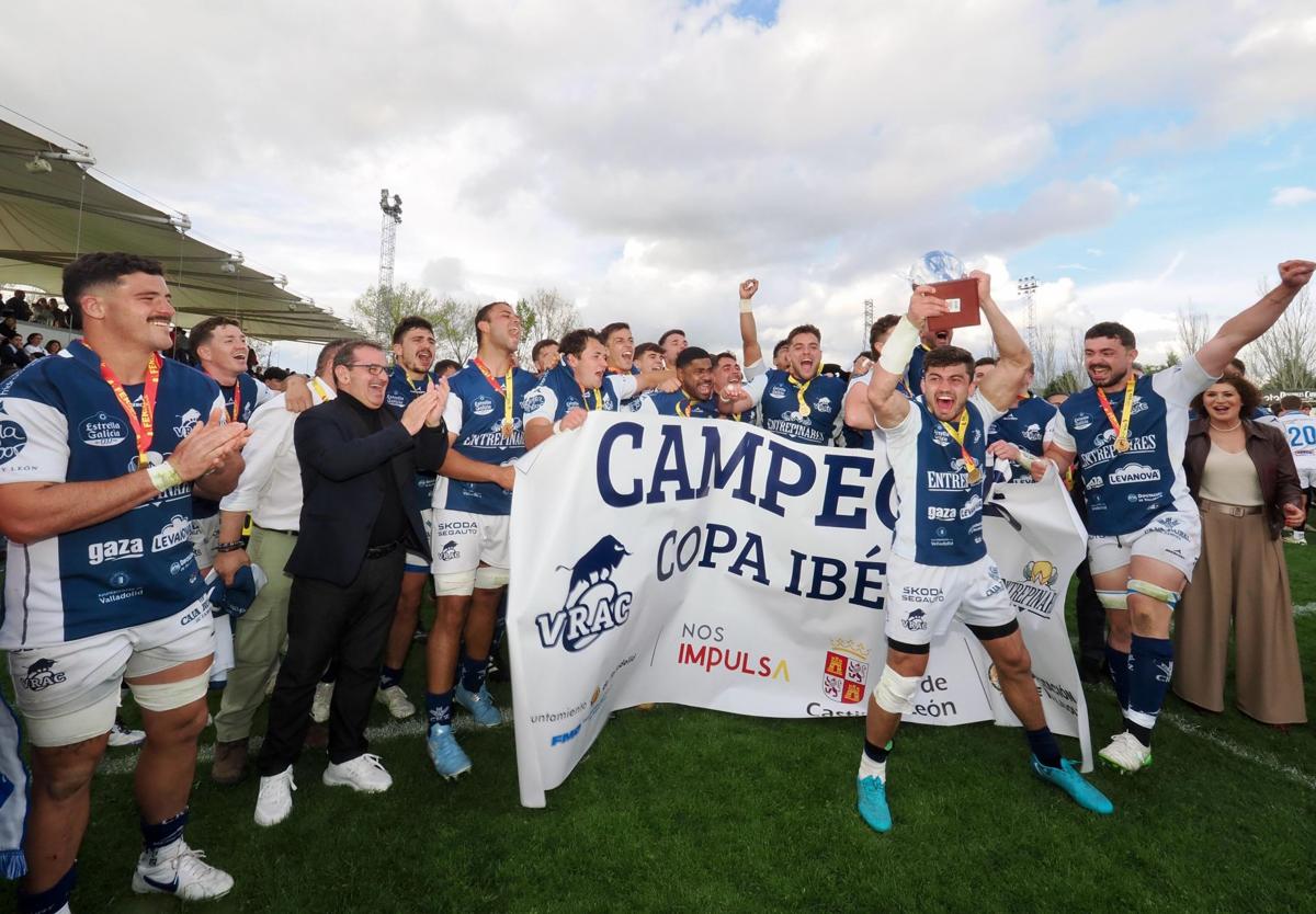 Los jugadores del Quesos celebran el título a pie de césped.