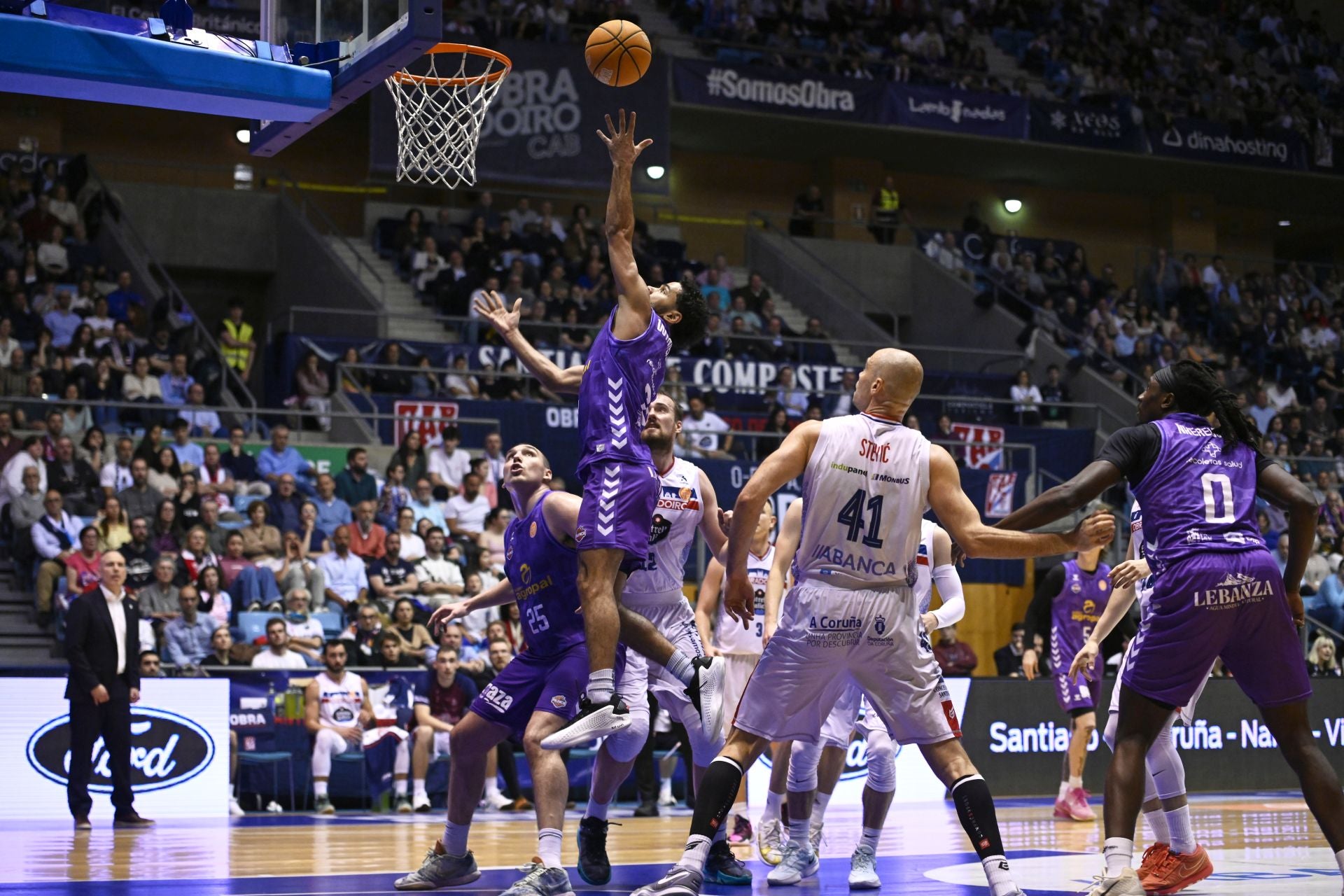 El Palencia Baloncesto pierde en Santiago el factor pista